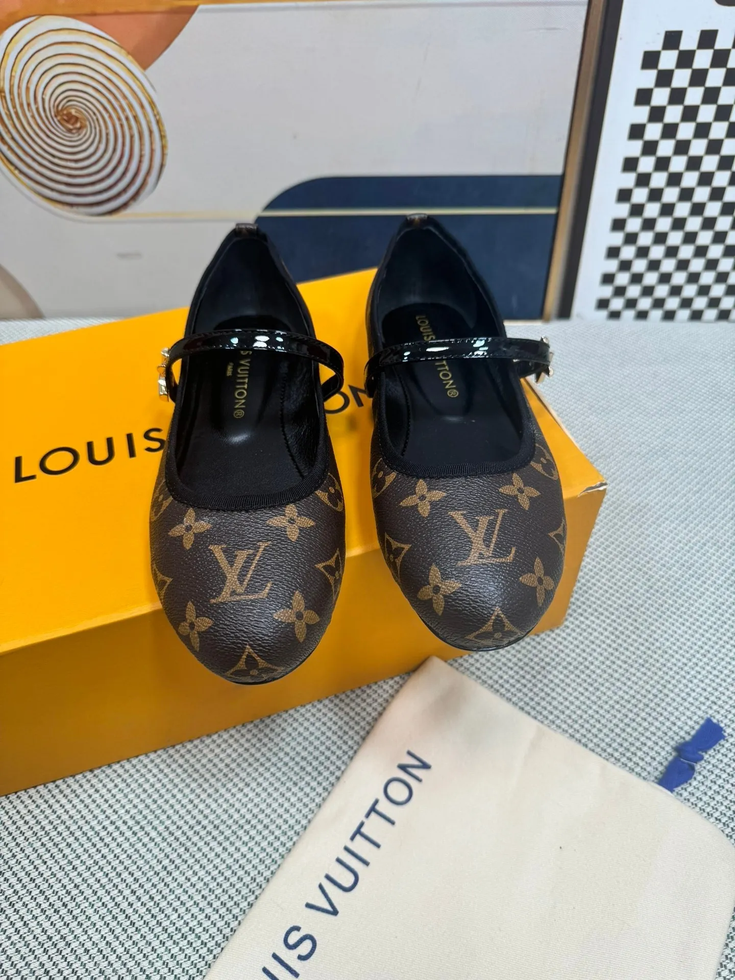 👟👟Ex-factory price 520🎃🎃 New LV shoes. Made of bleached Monogram denim canvas, these Helios sandals are eye-catching with natural leather trims. The model features refined gold details, such as the elegant rivets inspired by historic Louis Vuitton trunks and the buckle that adorns the ankle strap.  ♺Material: Denim ➕Cow leather ♺ Lining: Full sheepskin for foot pads ♺ Outsole: Genuine leather sole ♺Heel height 1.0cm ♺ Shoe size: 35-39 (34.40 41.42 customized, non-refundable)